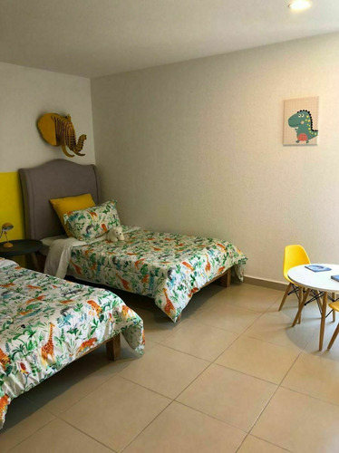 En Venta Casa Entre El Refugio Y Zibata, 139 M2, Gran Jardín, 3 Recamaras
