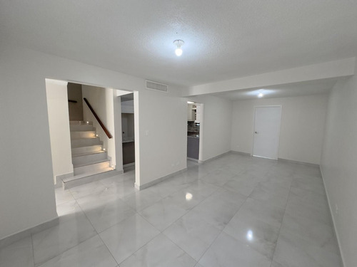 Hermosa Casa En Renta Completamente Equipada, Ubicada Al Poniente De La Ciudad