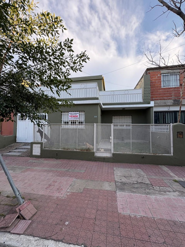 Casa De 3 Dormitorios En B Los Naranjos Patio Con Asador Y Escritura