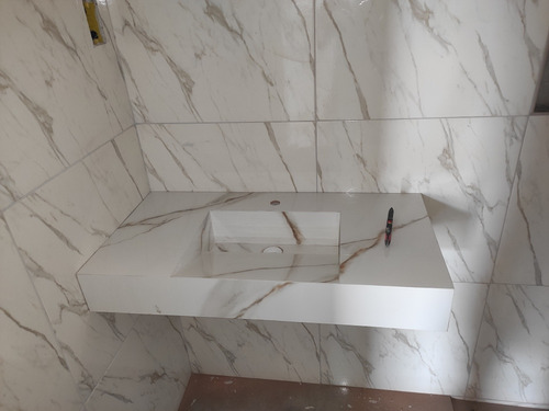 Casa Com 3 Quartos E 2 Banheiros - 100 M2 + 240m2 De Terreno