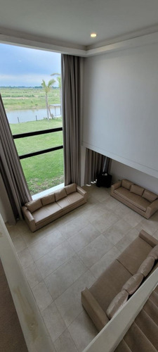 Venta De Casa Con Fondo A La Laguna, En Principado Canning