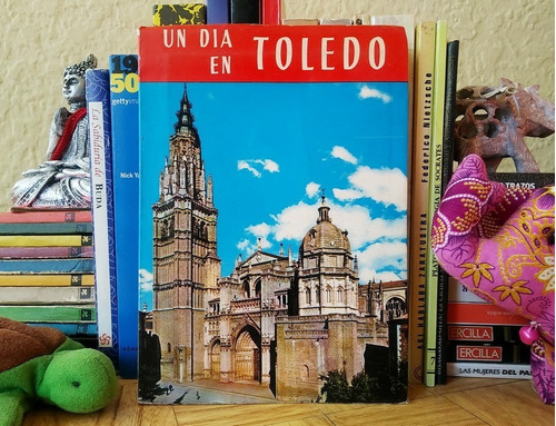 Un Día En Toledo ( Guía Artística Ilustrada )