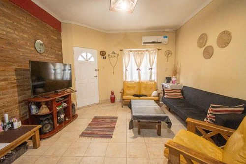 Casa En Venta De 2 Dorm, Cochera Y Patio C/ Pileta