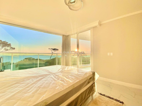 Apartamento De 4 Dormitorios En Venta En Edificio Paramount, Punta Del Este.