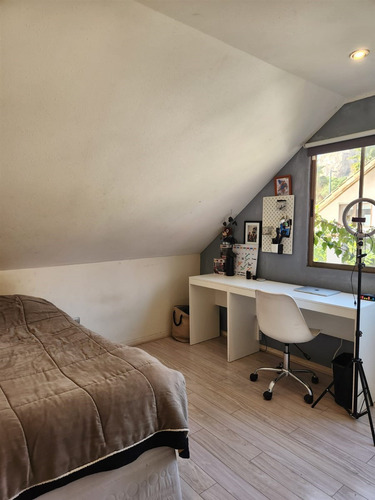 Casa En Venta De 3 Dorm. + Servicio En Colina