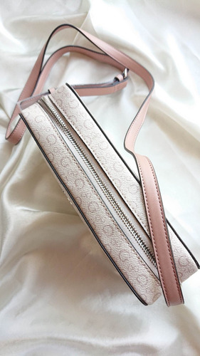Guess Hensley Camera Bag Crossbody Color Rosa Claro