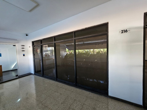 Local En Alquiler De 75m2 Ubicado En 2do Nivel De Plaza Comercial En El Sector De Naco, Santo Domingo