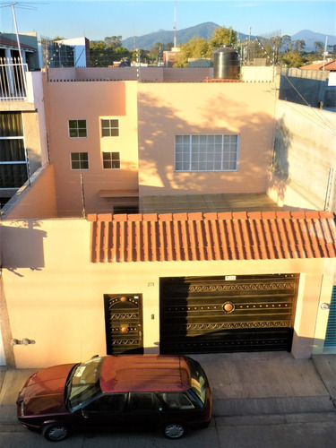 Imagen 1 de 14 de Una Casa Reforzada Con 4 Columnas.