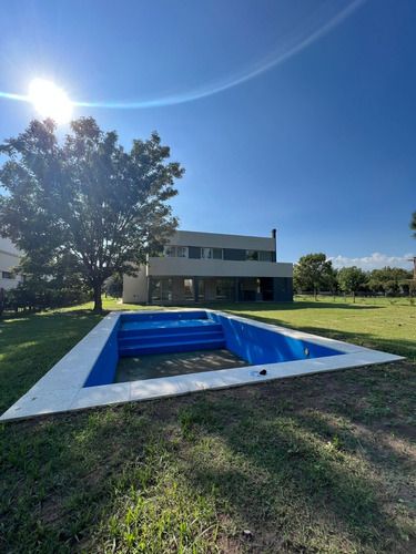 Venta. Funes. Kentucky Club De Campo. A Estrenar. 3 Dormitorios. Escritorio. Suite. Piscina. 