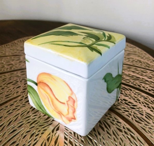 Imagem 4 de 4 de Porta-joias De Porcelana Pintado A Mão Bodas De Ouro 50 Anos