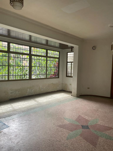 Casa En Alquiler 520 M2 - Urb. Los Palos Grandes