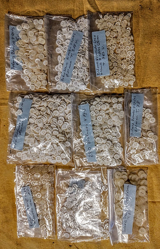 Botón Camisero Poliéster 4 Ojales Surtidos X 2220 U. Blancos.transparentes Lisa