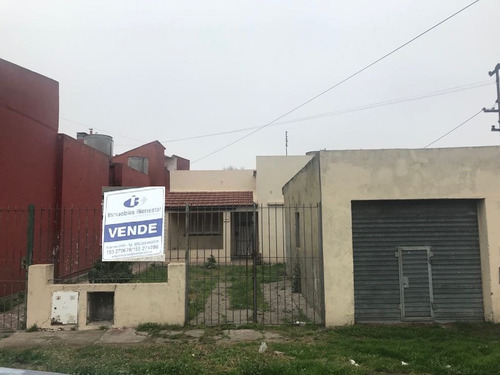 Chalet A Reciclar Sobre Amplio Lote En Barrio Villa Lourdes