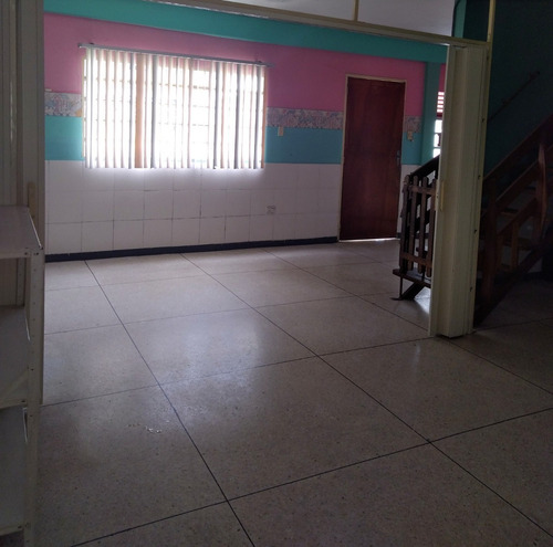 Imagen 3 de 21 de Casa-quinta De Dos Plantas En Calle Cerrada