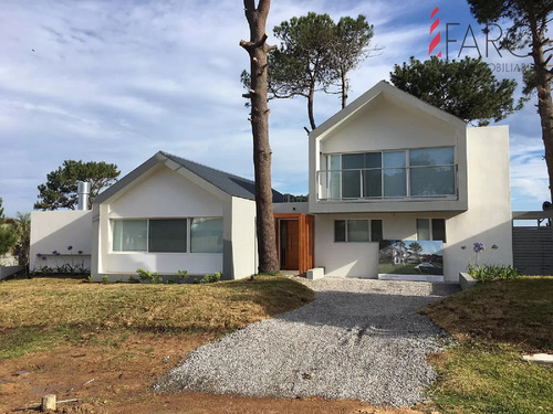 Casa En José Ignacio 5 Dormitorios Y Dependencia Con Piscina Y Parrillero