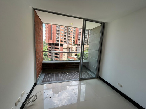 Rhbr-12100 Apartamento Piso 6 (envigado, Camino Verde)