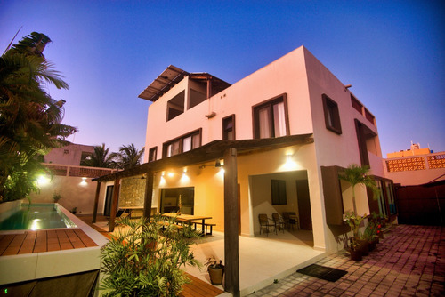 2 Casas Por El Precio De Una! Villa De 7 Recamaras Con 2 Albercas Lock-off Amueblada