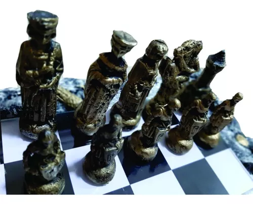 Jogo De Xadrez Tematico Xadrez Medieval + Tabuleiro Resina - R$ 181,3