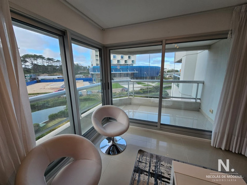 Vende Apartamento En Brava Punta Del Este A Metros Del Mar, Con Excelente Vista. 