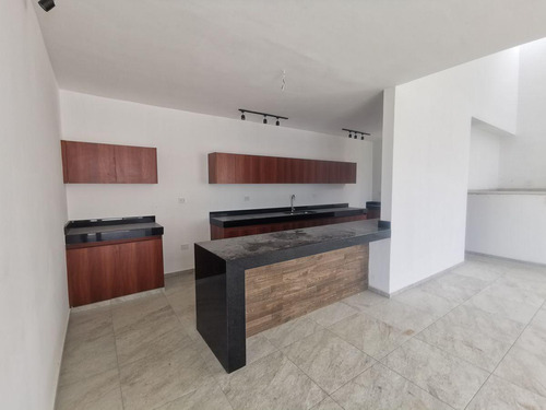 Residencia En Renta En Mérida, Privada Kinish Cholul.