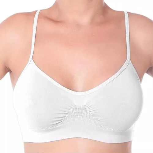 Vista frontal de um sutiã branco sem costura com alças finas em uma modelo.