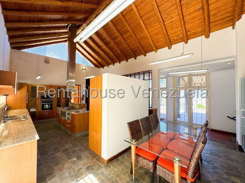 Casa En Venta En Alto Hatillo Con Imponente Vista Panorámica Al Ávila
