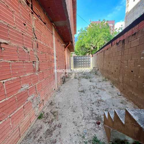 Te Ofrecemos Amplia Quinta En Venta Obra Gris Ubicado En Palmar Este Estado La Guaira Ref 005 - 500