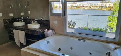 Casa En Tipas Nordelta 280 M2 Cub. Vista Al Lago Venta / Alquila