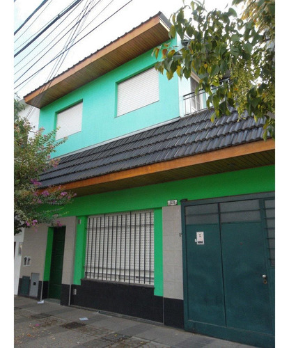 Venta De Casa Multifamiliar De Cuatro Amb. Y Fondo Libre!!!!