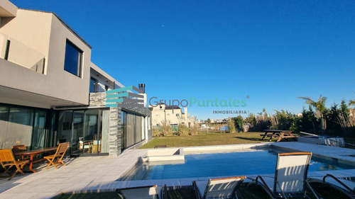 Casa En Lagos De Canning Con 4 Dormitorios Sobre Gran Lote De 940 M2