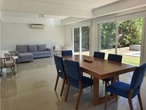 Excelente Casa En Alquiler En Barrio Santa Ana