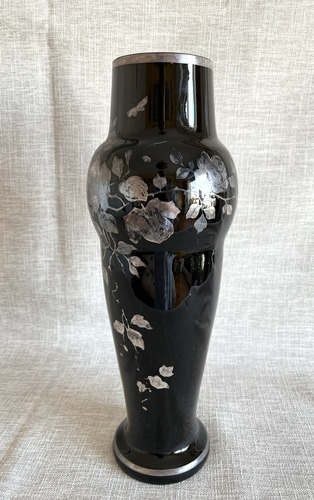 Espectacular Florero En Porcelana Negra Con Flores En Plata