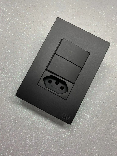 Interruptor Duplo Simples + Tomada 20 A - Recta Black Fosco