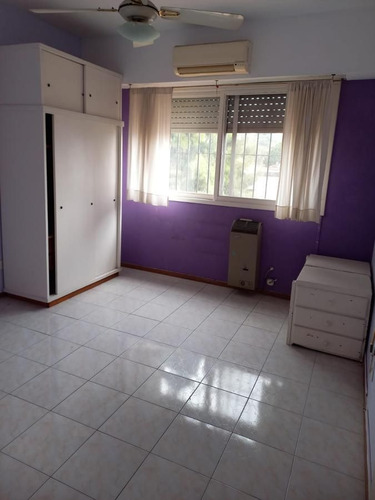Imagen 7 de 10 de Excelente Triplex 4 Ambientes Con Patio Y Cochera. Escucha O