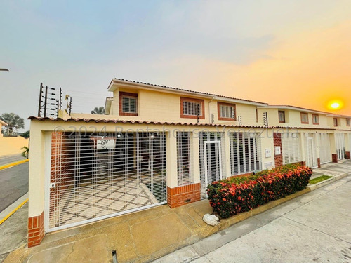 Ecl Hermoso Townhouse En Venta Los Girasoles Maracay #24-21551