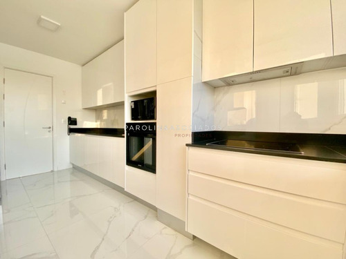 Apartamento De 4 Dormitorios En Venta En Edificio Paramount, Punta Del Este.