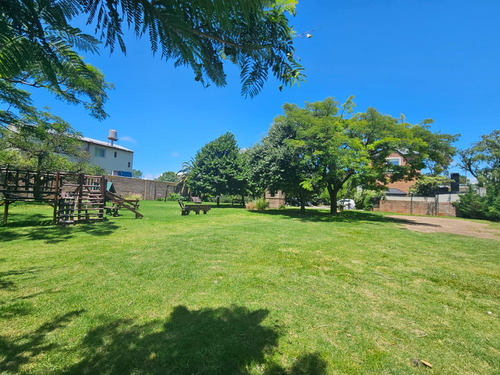 Impecable Triplex Con Jardin En Barrio Cerrado