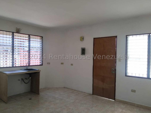 Townhouse En Turmero Hermoso Frente De Piedras Decorativas, Amplia Sala Comedor 24-28979 Irrr