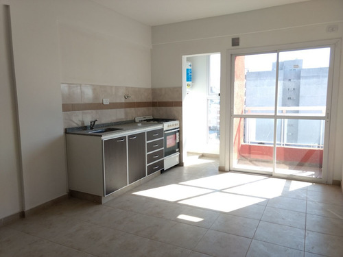 Imagen 3 de 14 de Vendo Departamento 2 Amb Muy Amplio Frente C/renta