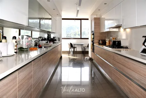 Departamento En Venta De 4 Dorm. En Lo Barnechea / 3 Estac.