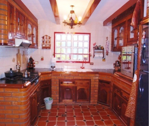 Hermosa Casa 2 Plantas, Colonia Tovar, Con Chimenea,segura, Con Sistema De Alarma, Circuito Cerrado, Camaras.