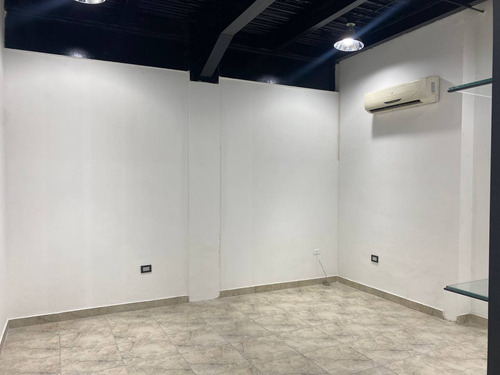 El Alquiler Local De 24 M2 , En Barcelona C.c.camino Real Barcelona