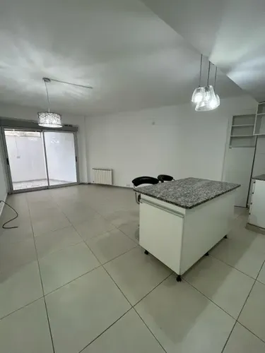 Departamento En Alquiler De 3 Ambientes Con Cochera En Bernal Centro
