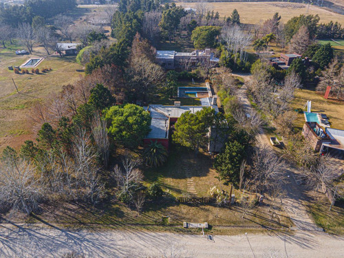 Casa De 3 Dormitorios Con 492 M2 Y Lote De 2.860 M2 En Los Raigales Roldan