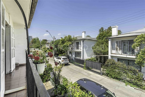 Casa En Venta, 2 Pisos 3 Dorm. En L. Condes Metro Manquehue