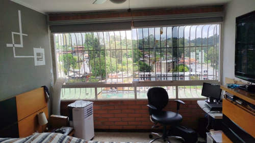 Se Vende Cómodo Apartamento De 3 Hab. 2 Baños, Ubicado En San Antonio De Los Altos, En La Avda. Perimetral En El Edif. Conjunto Residencial Los Altos. Em
