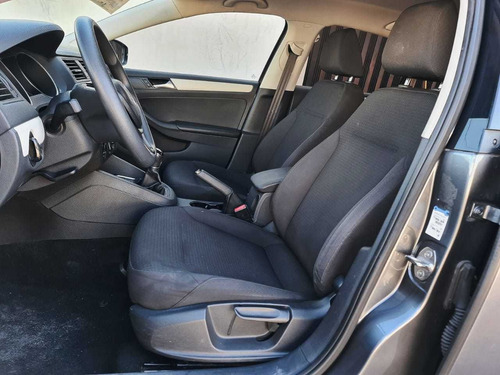 Imagen 9 de 14 de Volkswagen Jetta 2017 2.5 Trendline Mt