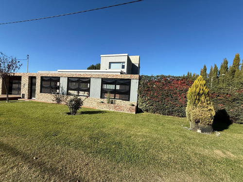 Vende Casa Gerencial B° Manzanos - 3 Dormitorios