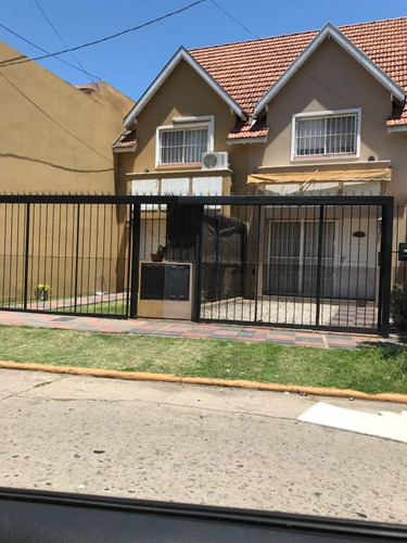 Casa  En Venta Ubicado En Bernal Este, Bernal, Quilmes