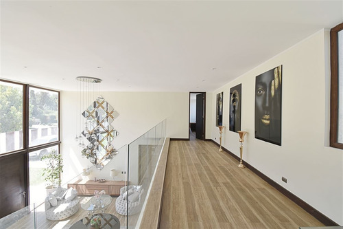 Casa En Venta De 5 Dorm. En Colina